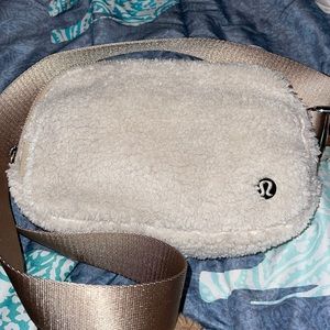 Lululemon Everywhere Belt Bag 1L
Fleece